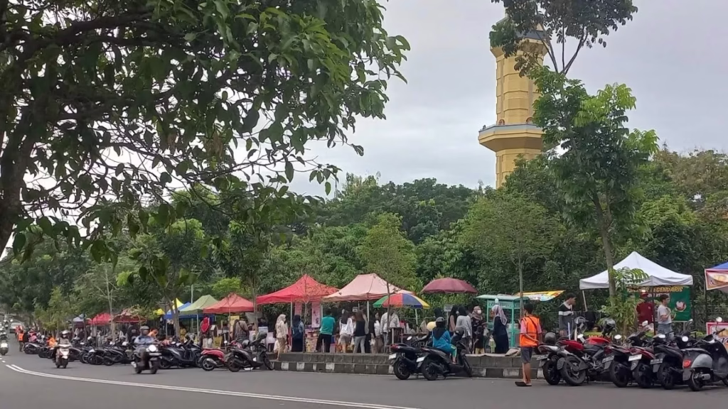 Mahasiswa dan pengunjung menikmati berbagai pilihan takjil di Taman Lembah UGM, Yogyakarta, yang dekat dengan Masjid Agung UGM.
