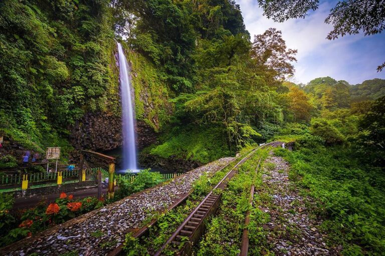 6 Wisata Alam di Sumatera Barat yang Terkenal Indah
