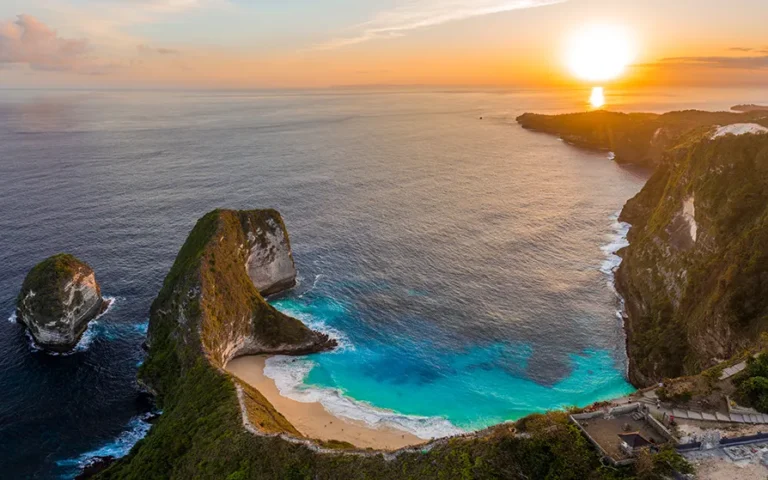 5 Rekomendasi Tempat Wisata Alam Terindah di Indonesia