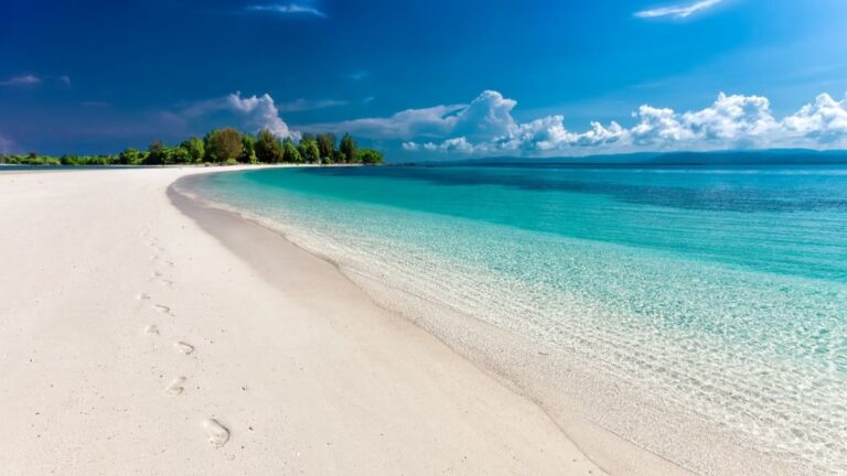 4 Destinasi Liburan Long Weekend dengan Keindahan Alam