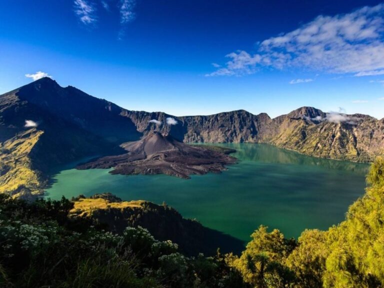 4 Gunung Berapi Terbaik di Indonesia yang Jadi Destinasi Para Pendaki Dunia