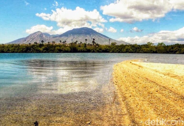 Melihat Pantai dengan Lanskap yang Menarik di Pantai Sijile