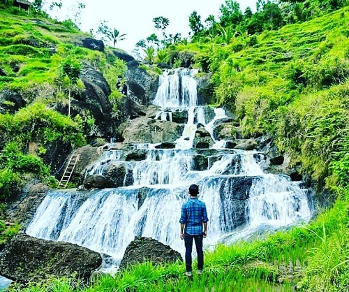 Wisata Air Terjun Kedung Kandang tersembunyi dan berundak yang mengesankan