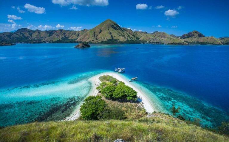 Eksplorasi 5 Destinasi Wisata Alam Maluku yang Bikin Wisatawan Jatuh Cinta